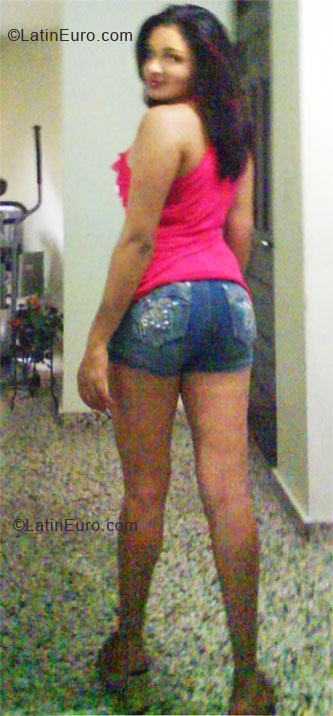 Date this nice looking Dominican Republic girl Esther from Santo Domingo DO8136