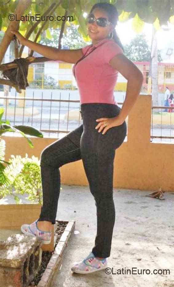 Date this voluptuous Dominican Republic girl Virginia from La Vega DO9061