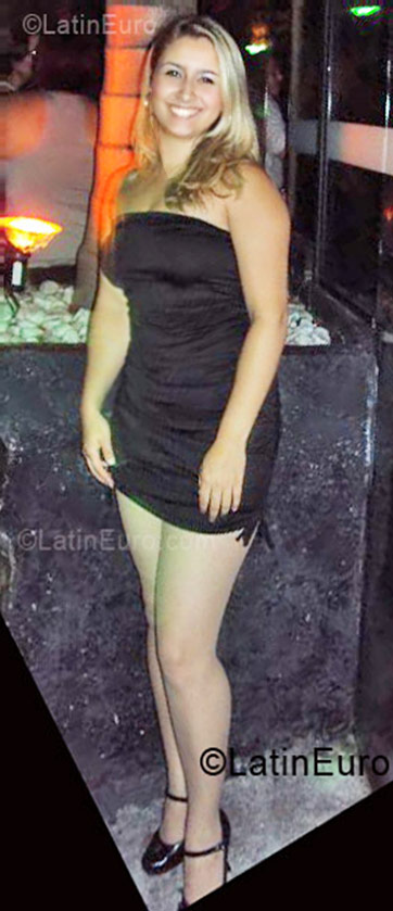 Date this nice looking Brazil girl Thais from Sao Paulo BR6004