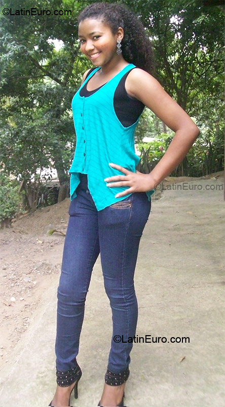 Date this stunning Honduras girl Yessi from La Ceiba HN402