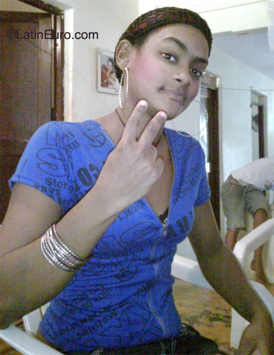 Date this happy Dominican Republic girl Yenni from Santo Domingo DO9439