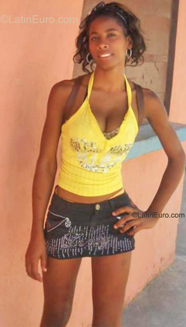 Date this foxy Dominican Republic girl Lee from San Pedro De Macoris DO9744