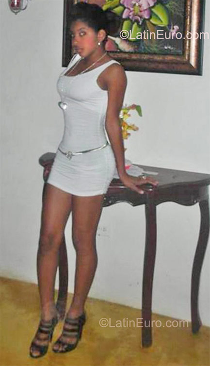 Date this athletic Dominican Republic girl Maria from Santo Domingo DO9810