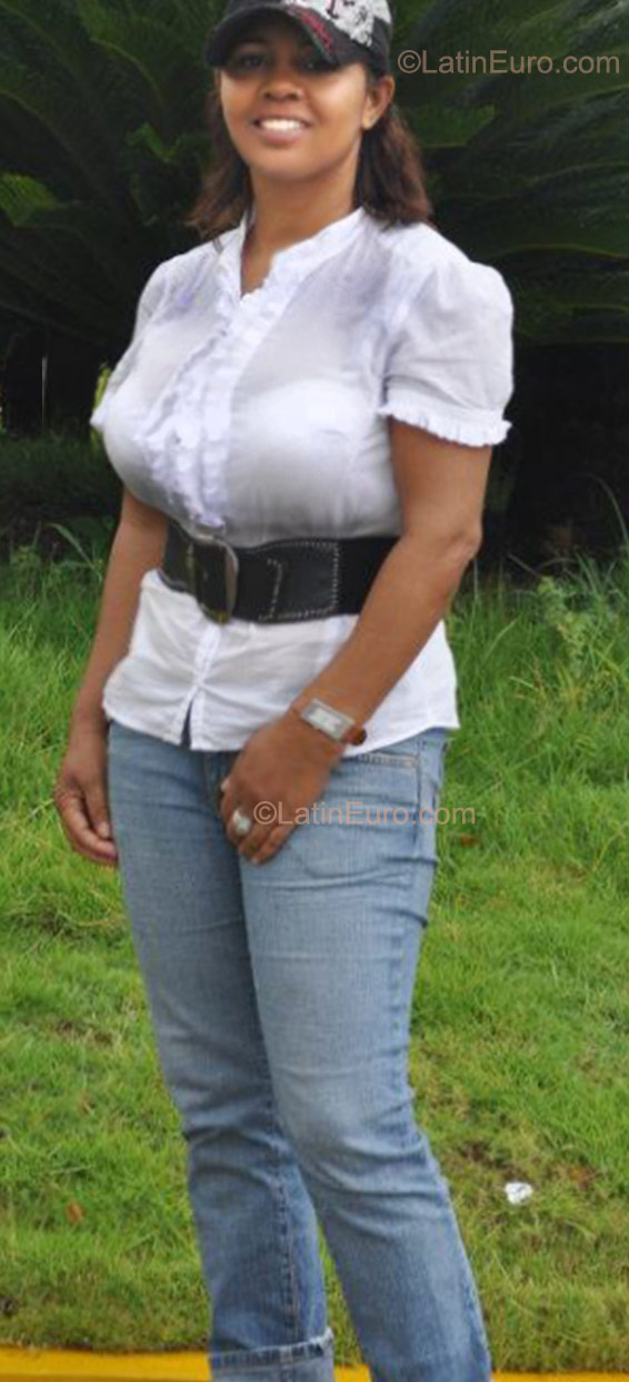 Date this good-looking Dominican Republic girl Yris from Santo Domingo DO9977