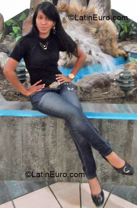 Date this gorgeous Dominican Republic girl Caro from Santo Domingo DO10012