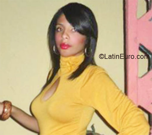 Date this gorgeous Dominican Republic girl Arial from Santiago DO10067
