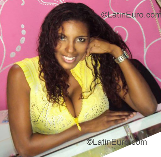 Date this stunning Dominican Republic girl Massiel from Santiago DO10073