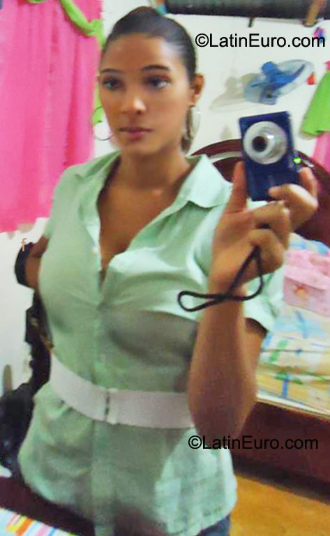 Date this fun Dominican Republic girl Estefani from Santo Domingo DO10216