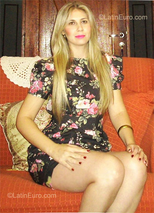 Date this athletic Brazil girl Aline from Severinia BR6309