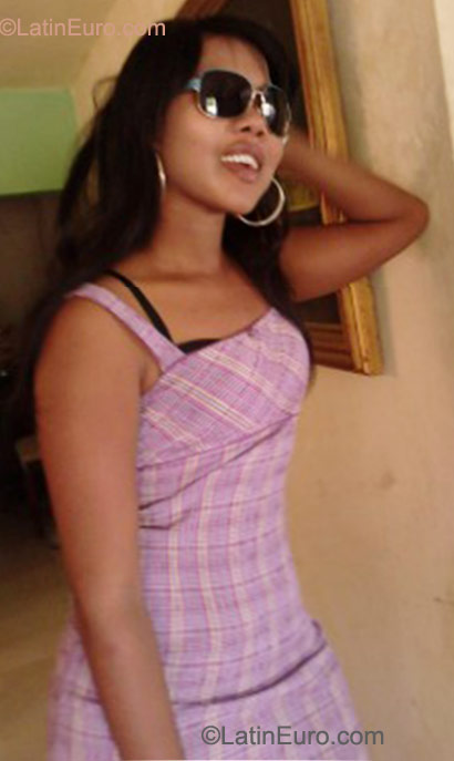 Date this attractive Dominican Republic girl Edith from Santo Domingo DO10460