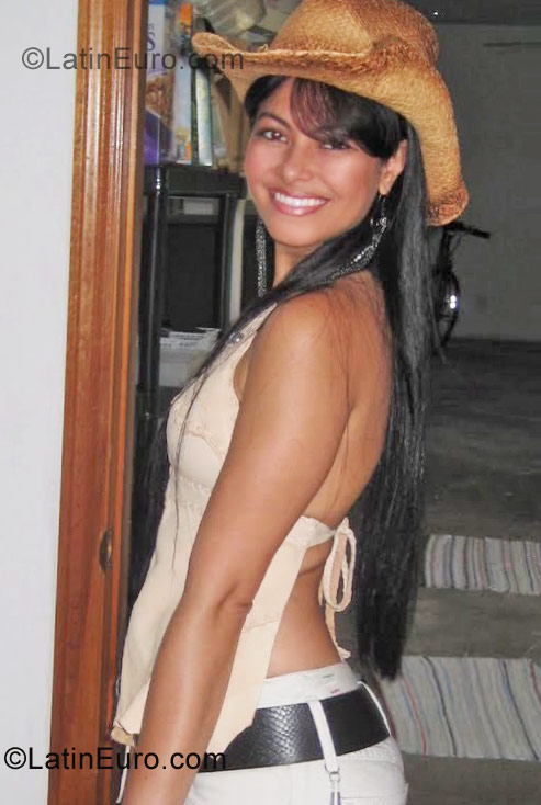 Date this nice looking Brazil girl Viviany from Medina BR6396