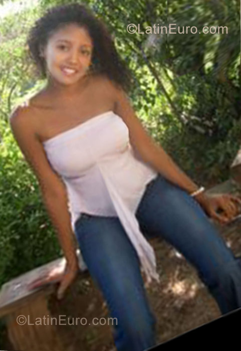 Date this sensual Dominican Republic girl Wendolyn from Mao DO10523