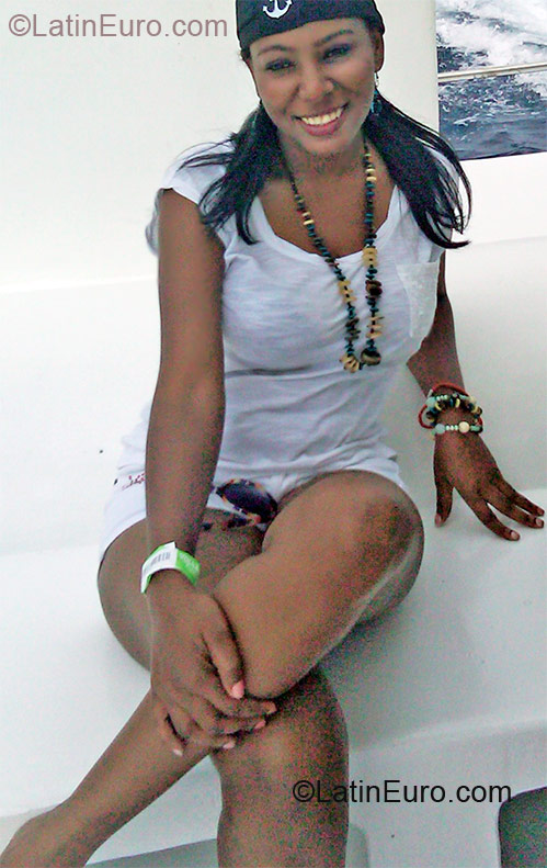 Date this lovely Dominican Republic girl Ilsa from Santo Domingo DO10674