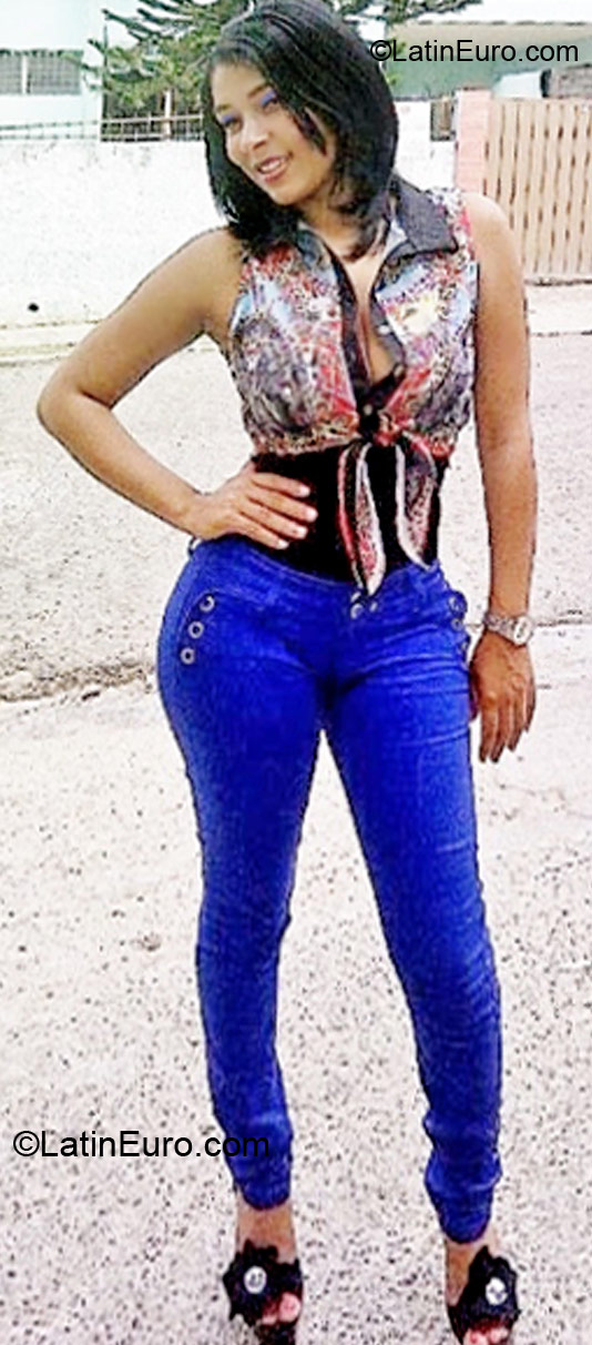 Date this voluptuous Dominican Republic girl Yelieny from Santo Domingo DO11574