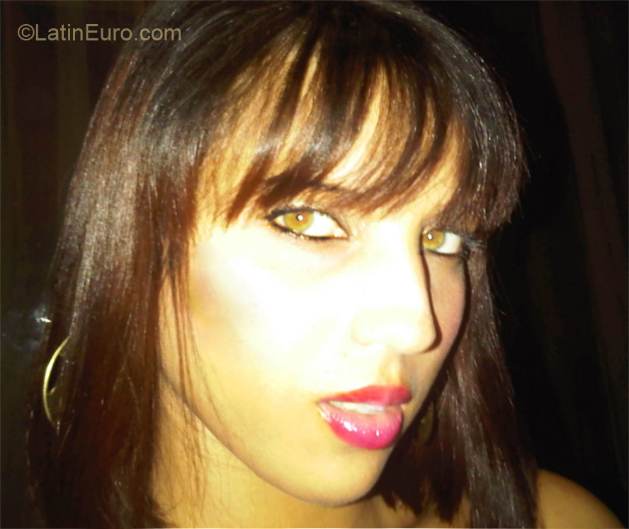 Date this voluptuous Dominican Republic girl Nathalia from Santo Domingo CO10122