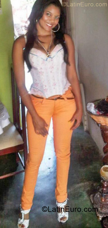 Date this athletic Dominican Republic girl Anyi25 from La Vega DO11111