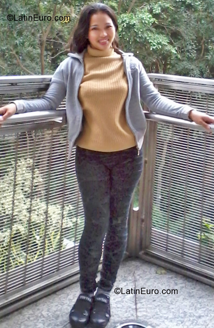 Date this voluptuous Hong Kong girl Desie from Hong Kong HK3