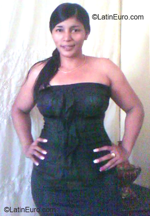 Date this foxy Dominican Republic girl Claudia from Santo Domingo DO11401