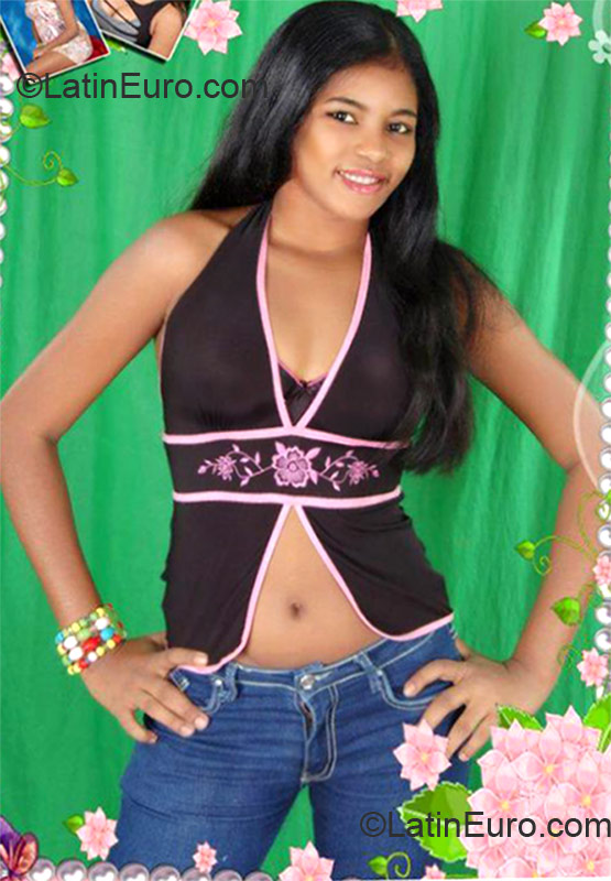 Date this foxy Dominican Republic girl Tahiris from Santiago DO19820