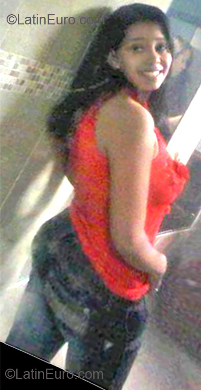 Date this voluptuous Dominican Republic girl Indhira from Santo Domingo DO11668