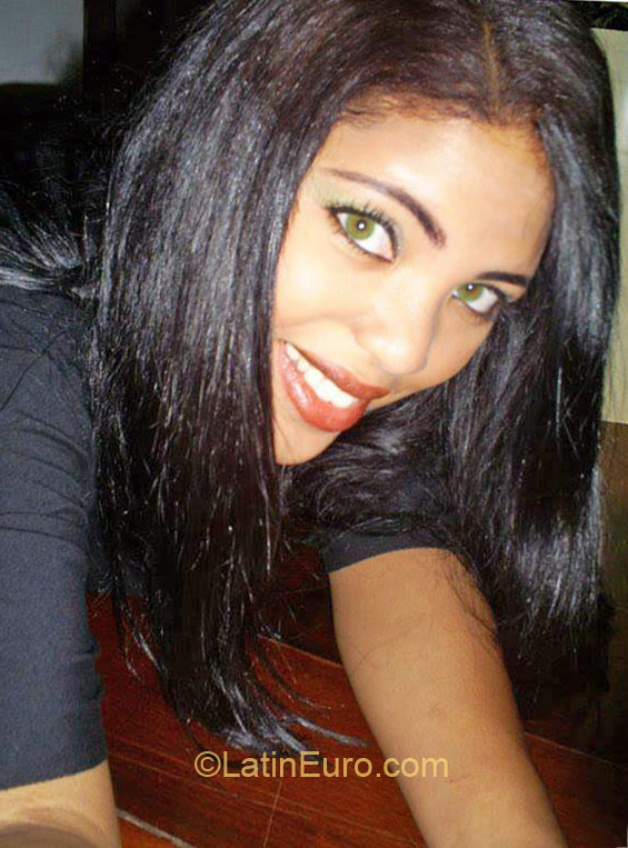 Date this nice looking Brazil girl Suzana from Salvador BR9812