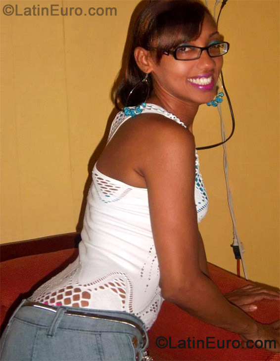 Date this funny Dominican Republic girl Wendy from Italia DO13583