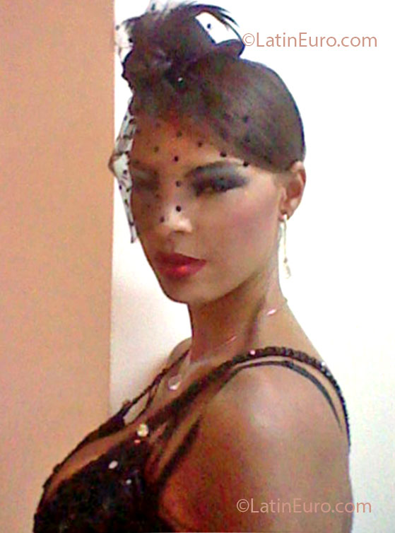 Date this lovely Brazil girl Weslani from Porto Segur o BR7335