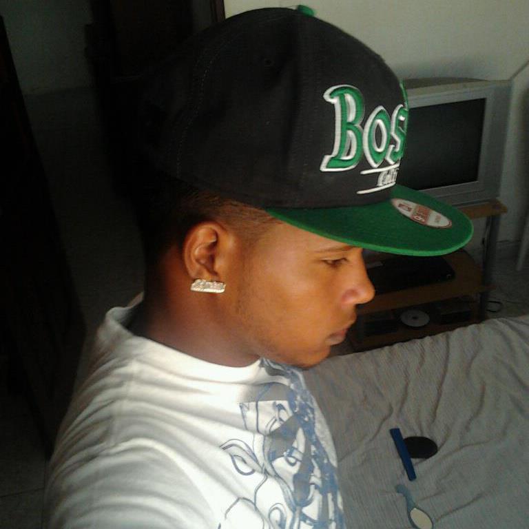 Date this hard body Dominican Republic man Ruben dario from La Vega DO13809