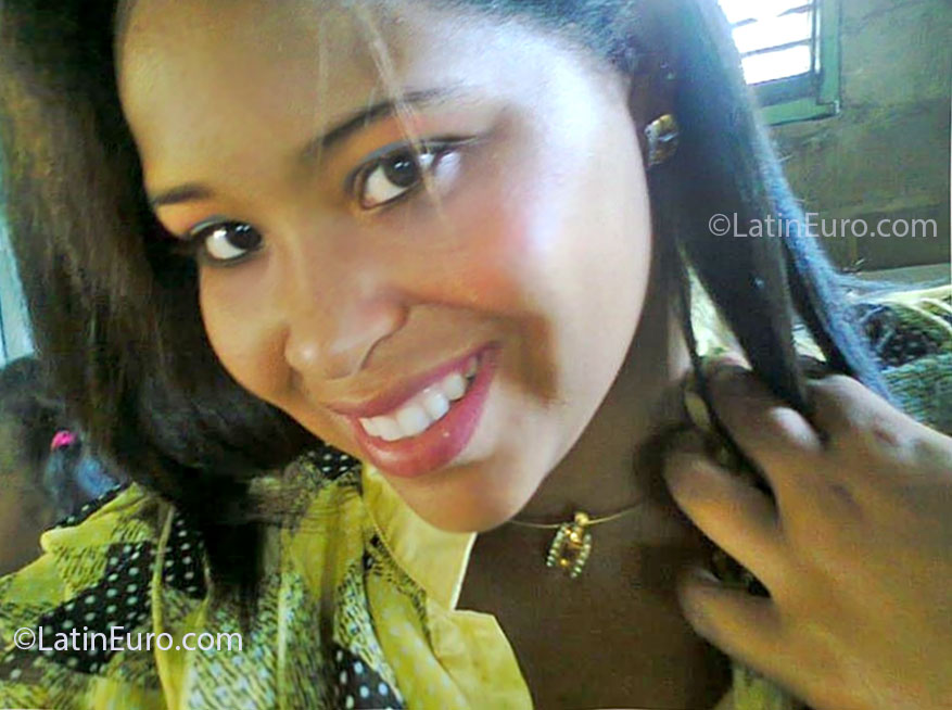 Date this stunning Dominican Republic girl Yndhira from La Vega DO14449