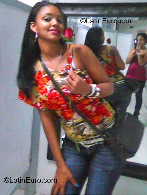 Date this attractive Dominican Republic girl Carolina from Santiago DO14597
