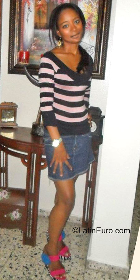 Date this pretty Dominican Republic girl Selenia from Santo Domingo DO18848