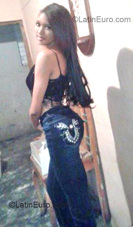 Date this stunning Dominican Republic girl Karina from Santo Domingo DO15185