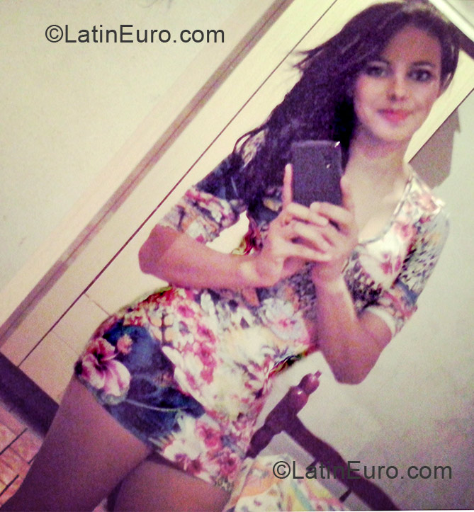 Date this passionate Brazil girl Crislaine from Tapira BR7708