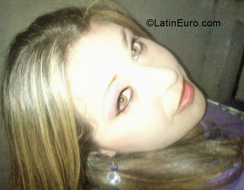 Date this happy Brazil girl Pryscila from Curitiba BR7717