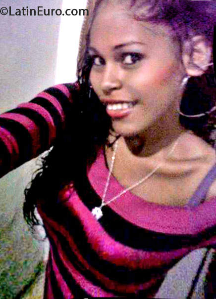 Date this georgeous Dominican Republic girl Carolina from La Vega DO16447