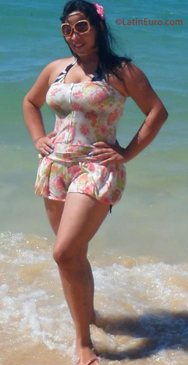 Date this nice looking Brazil girl Cintthya from Palmas BR7971