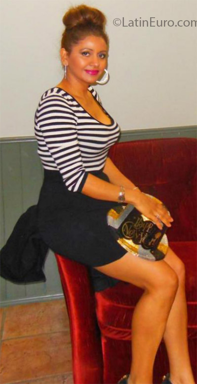 Date this tall Canada girl Rosa from Victoria CA592