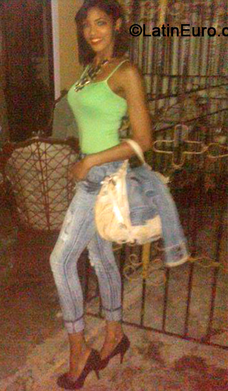 Date this nice looking Dominican Republic girl Norisal from Santo Domingo DO25353