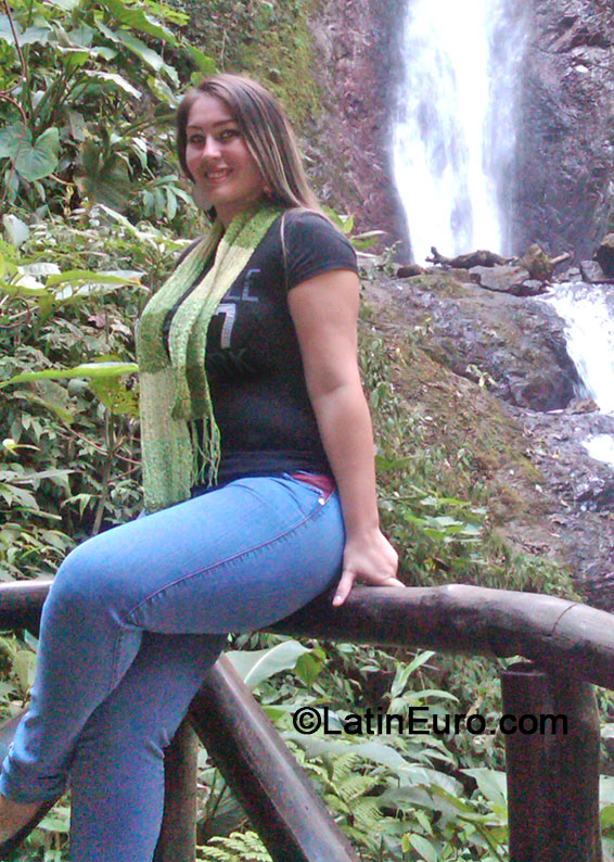 Date this voluptuous Venezuela girl Brillie from Barinas VE126