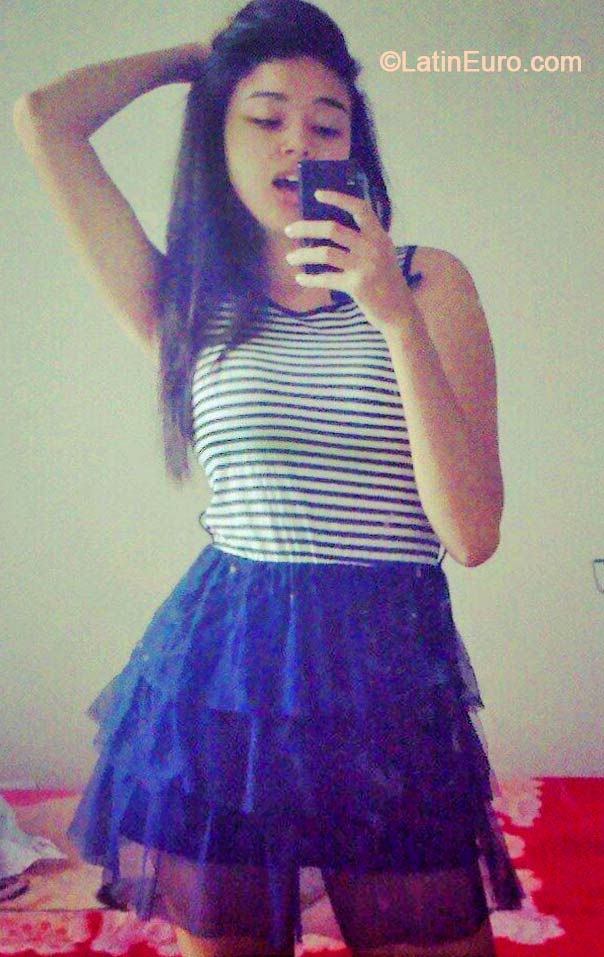 Date this attractive Brazil girl Layana from Vitoria BR8514