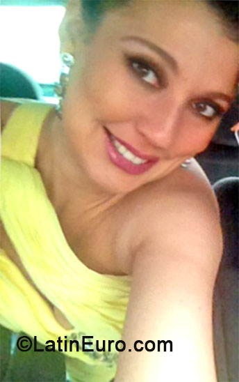 Date this voluptuous Brazil girl Kelly from Curitiba BR8724