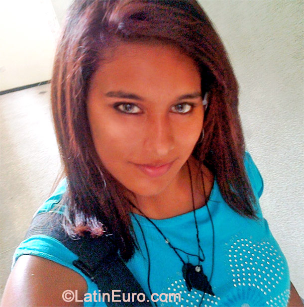 Date this lovely Venezuela girl Andrea from Caracas VE282