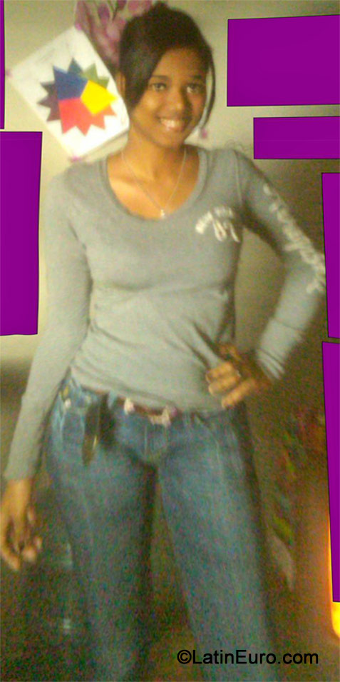 Date this happy Dominican Republic girl Nikaury from Santo Domingo DO19437