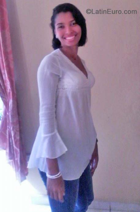 Date this charming Dominican Republic girl Laura from Santo Domingo DO21053