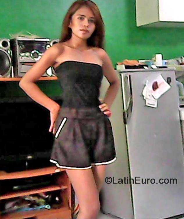 Date this fun Philippines girl Lerhinia from Manila PH668