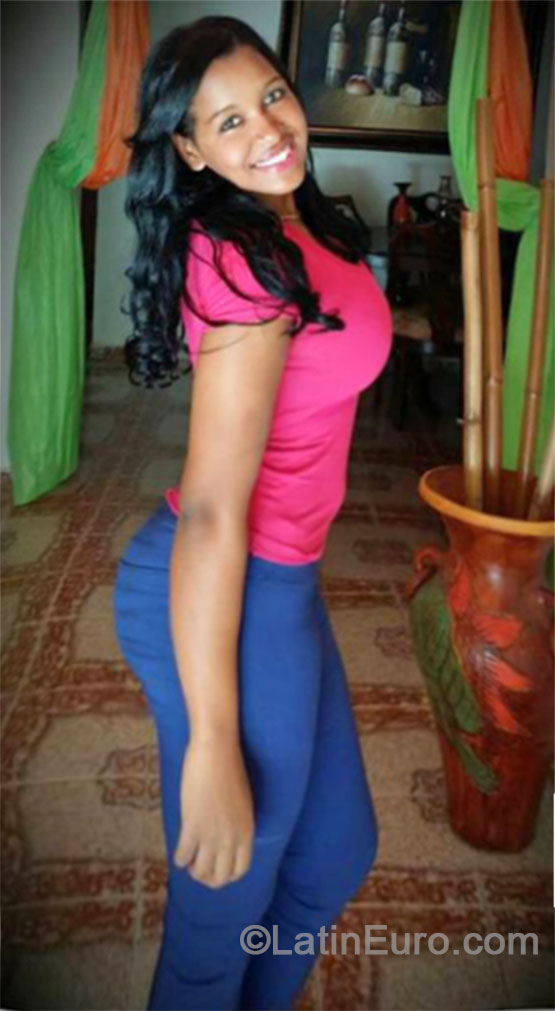 Date this athletic Dominican Republic girl Lesly from Santo Domingo DO19877