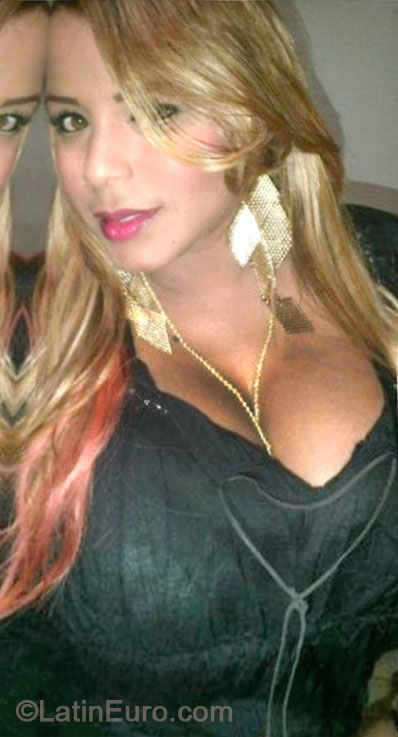 Date this voluptuous Dominican Republic girl Erdelania from Santo Domingo DO20442