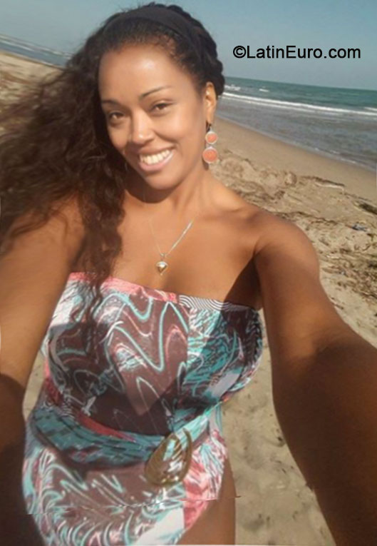 Date this happy Brazil girl Dywa from Rio de Janeiro BR9227