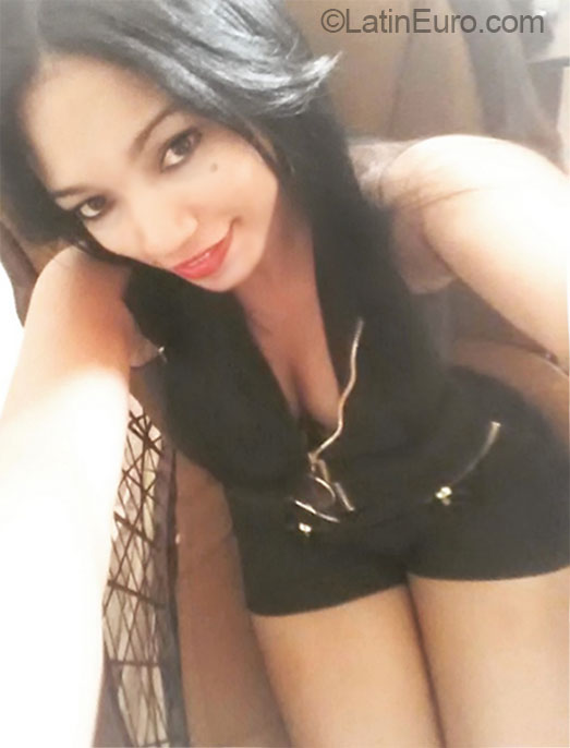 Date this voluptuous Dominican Republic girl Greily from Santiago DO31309