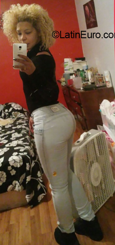 Date this attractive United States girl Daiana from New York US15595